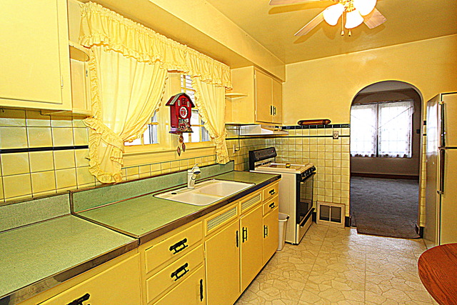 679 Ludlow Ave, Elgin, IL 60120 photo 5