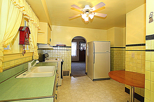 679 Ludlow Ave, Elgin, IL 60120 photo 3