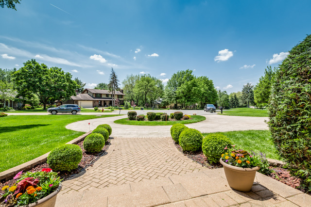 6345 Martin Dr, Willowbrook, IL 60527 photo 2
