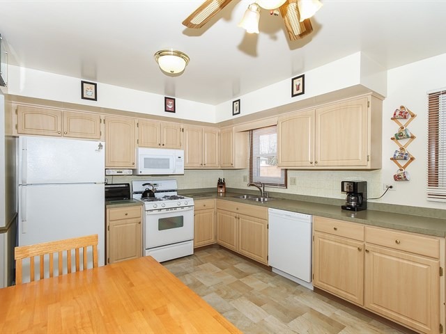 1255 Mallard Dr, Elgin, IL 60123 photo 6