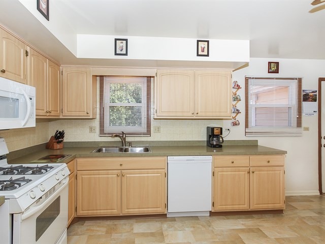 1255 Mallard Dr, Elgin, IL 60123 photo 8