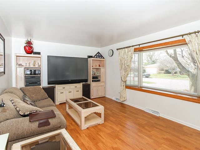 1255 Mallard Dr, Elgin, IL 60123 photo 4