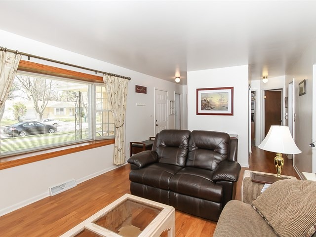 1255 Mallard Dr, Elgin, IL 60123 photo 3
