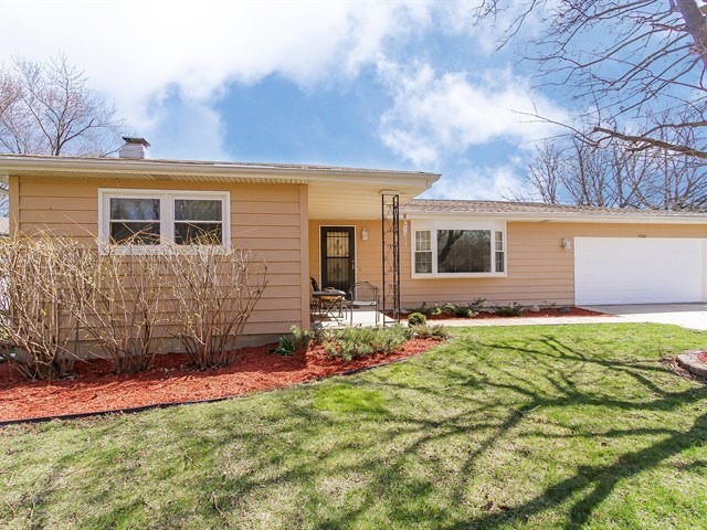 1255 Mallard Dr, Elgin, IL 60123 photo 1