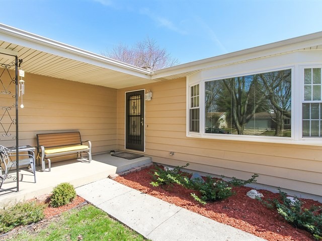1255 Mallard Dr, Elgin, IL 60123 photo 2