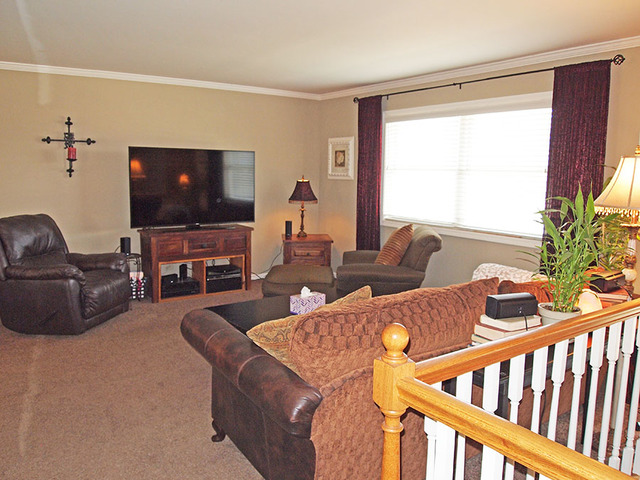 1112 W Sturbridge Dr, Hoffman Estates, IL 60192 photo 3