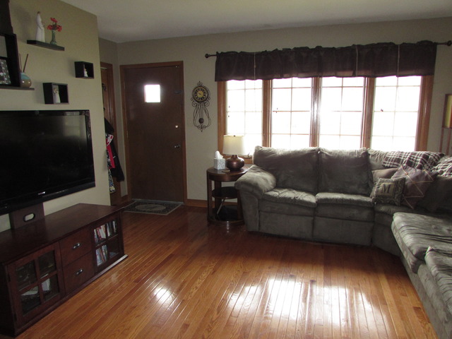 1270 Constellation Dr, Aurora, IL 60505 photo 2