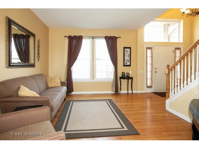 1034 Spinnaker St, Elgin, IL 60123 photo 3