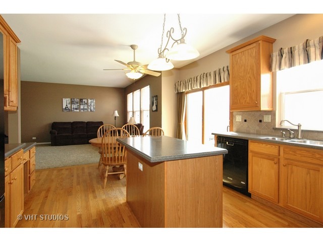 1034 Spinnaker St, Elgin, IL 60123 photo 8