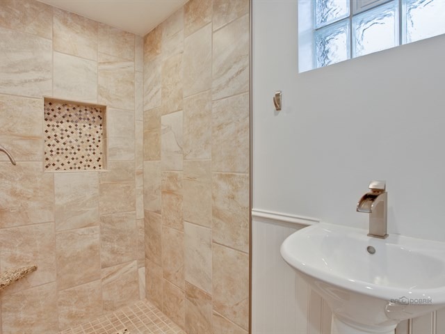 1718 E Algonquin Rd, Des Plaines, IL 60016 photo 19