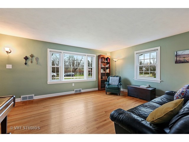 908 Stoddard Ave, Wheaton, IL 60187 photo 2