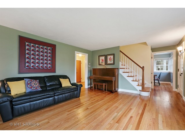 908 Stoddard Ave, Wheaton, IL 60187 photo 3