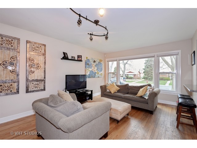 1220 Pitner Ave, Evanston, IL 60202 photo 2
