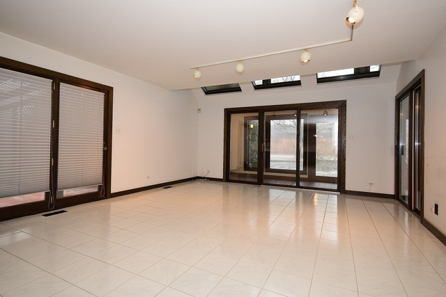 531 Ridgemoor Dr, Willowbrook, IL 60527 photo 4