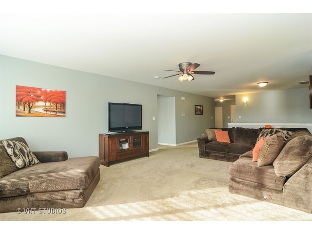 1275 Viola Ln, Round Lake, IL 60073 photo 3