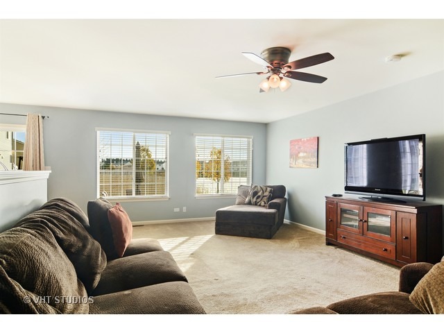 1275 Viola Ln, Round Lake, IL 60073 photo 2