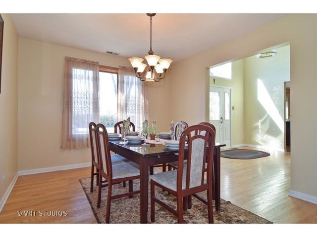 270 Aster Ln, Hoffman Estates, IL 60169 photo 5