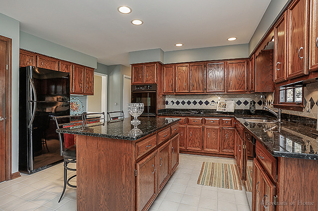 369 Bluegrass Dr, Wheaton, IL 60189 photo 7