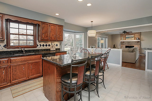 369 Bluegrass Dr, Wheaton, IL 60189 photo 8
