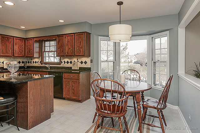 369 Bluegrass Dr, Wheaton, IL 60189 photo 9