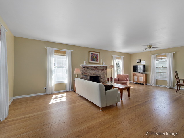 608 Aurora Way, Wheaton, IL 60187 photo 2