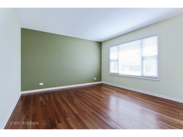 928 Shorewood Dr, Bartlett, IL 60103 photo 2