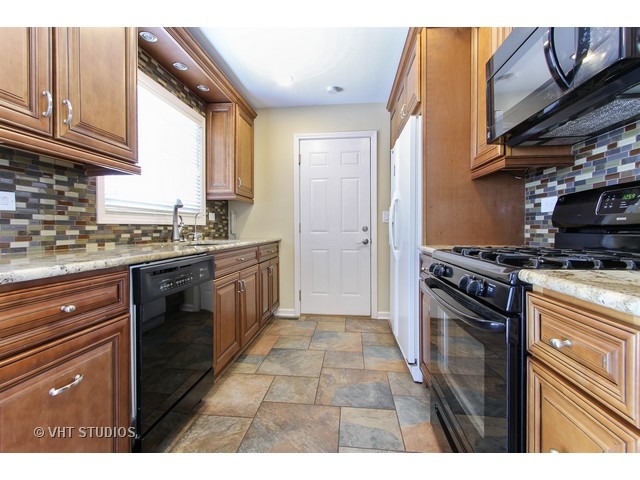 928 Shorewood Dr, Bartlett, IL 60103 photo 3