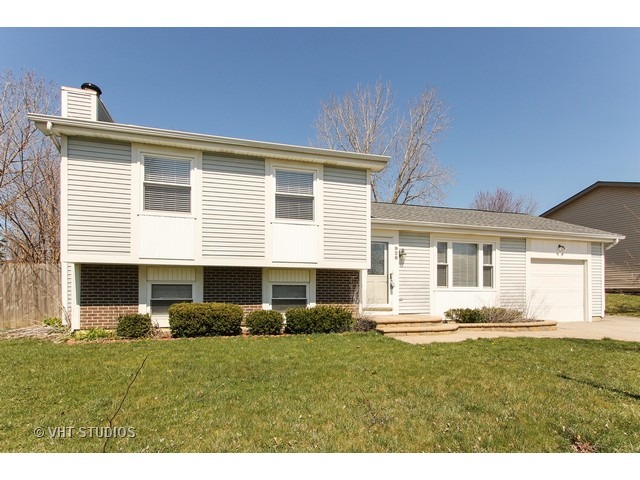 928 Shorewood Dr, Bartlett, IL 60103 photo 1