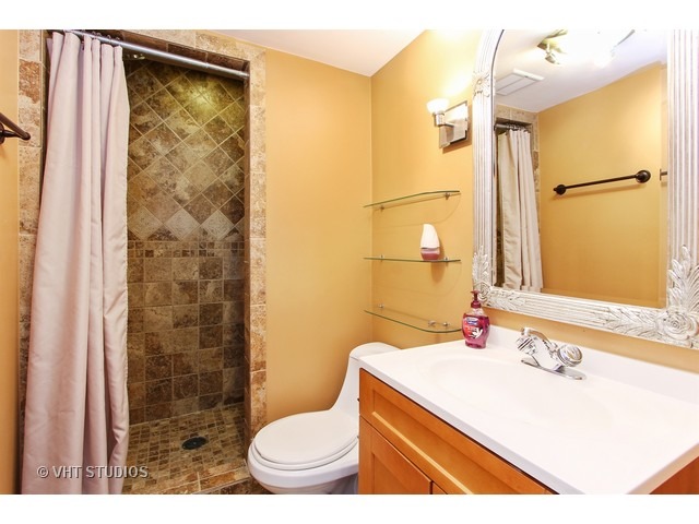 928 Shorewood Dr, Bartlett, IL 60103 photo 9