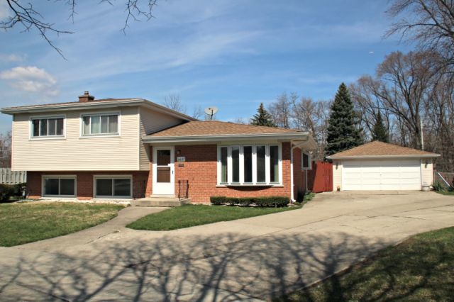 2437 Peter Rd, Des Plaines, IL 60018 photo 1