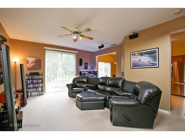 888 Mesa Dr, Elgin, IL 60123 photo 3