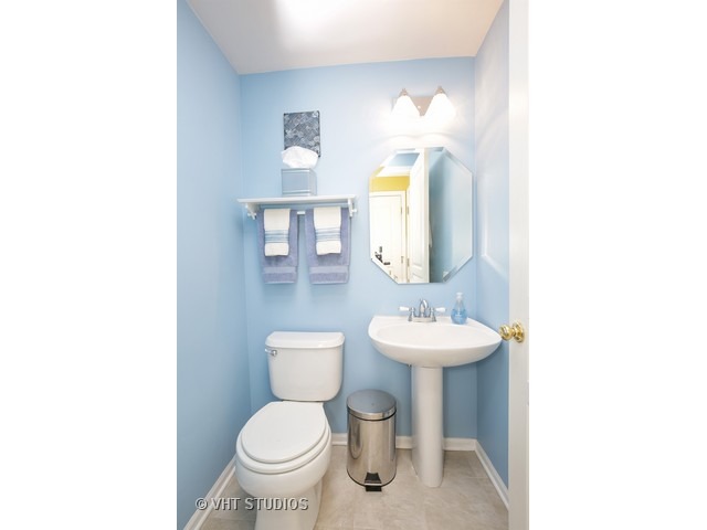 888 Mesa Dr, Elgin, IL 60123 photo 10