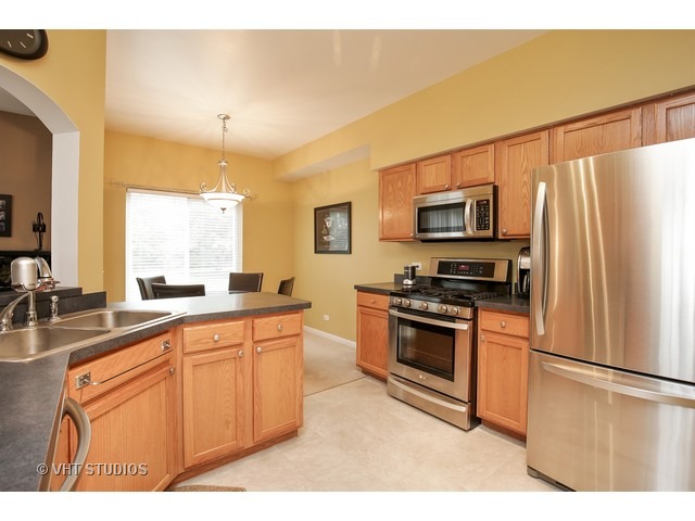888 Mesa Dr, Elgin, IL 60123 photo 5