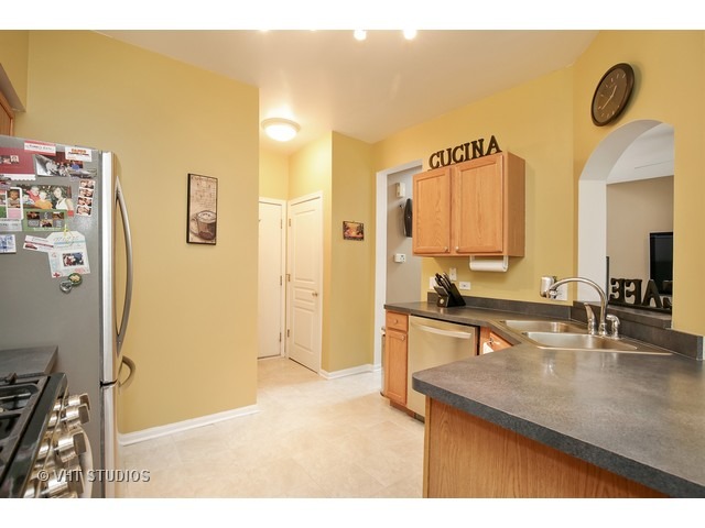 888 Mesa Dr, Elgin, IL 60123 photo 6