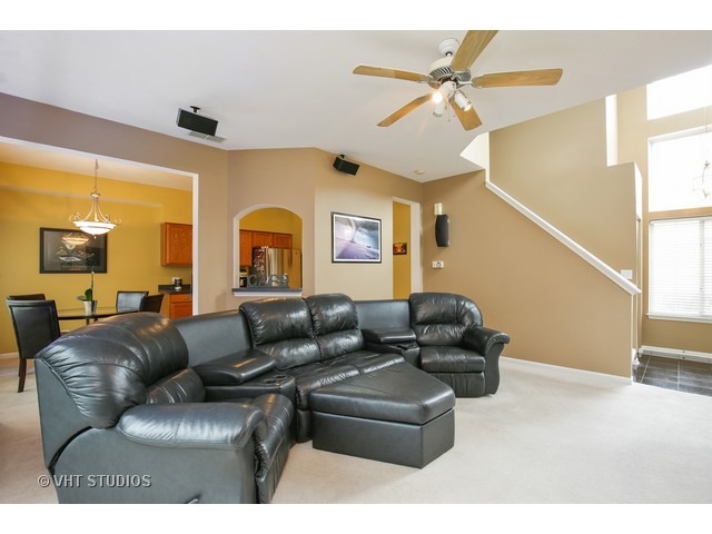 888 Mesa Dr, Elgin, IL 60123 photo 4