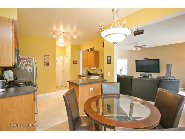 888 Mesa Dr, Elgin, IL 60123 photo 7