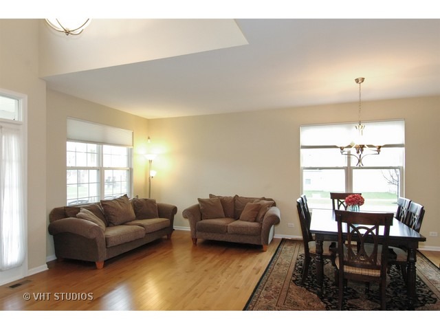 314 Buffalo Dr, Elgin, IL 60124 photo 2