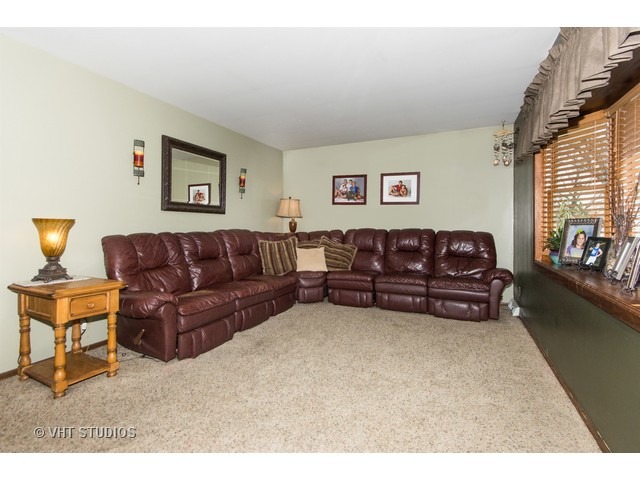 314 Windsor Dr, Ottawa, IL 61350 photo 2