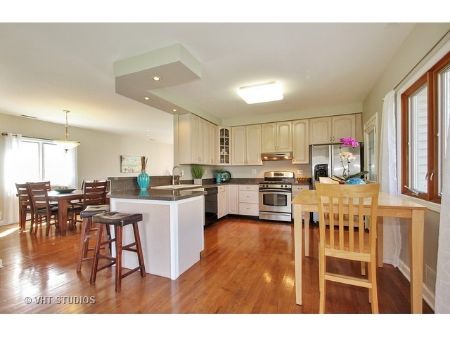 1551 Maple St, Glenview, IL 60025 photo 4