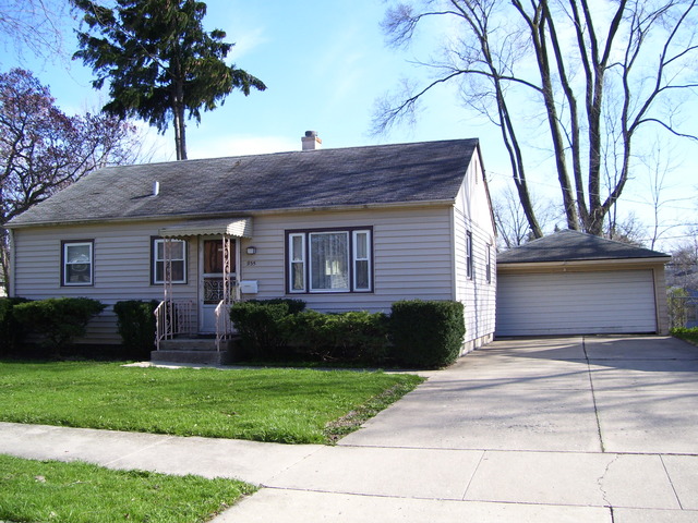 935 Walter Ave, Aurora, IL 60505 photo 1