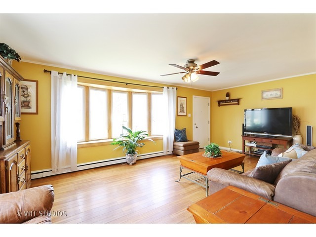 1091 E Grant Dr, Des Plaines, IL 60016 photo 3
