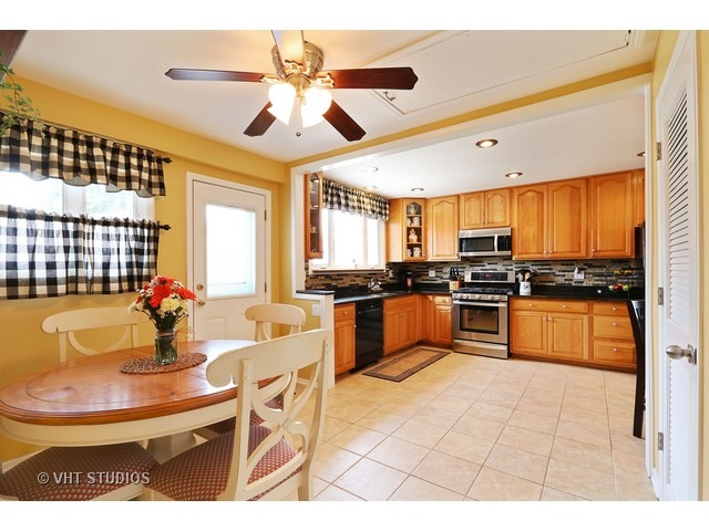 1091 E Grant Dr, Des Plaines, IL 60016 photo 5