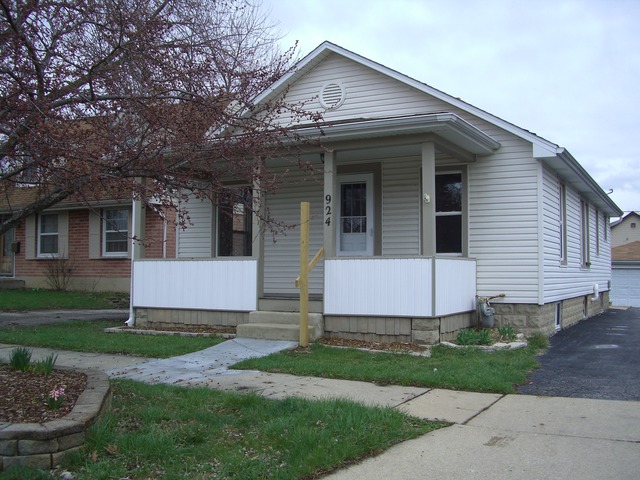 924 E Lake St, Aurora, IL 60506 photo 1