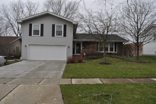 830 Rosedale Ln, Hoffman Estates, IL 60169 photo 1