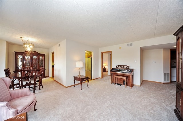 555 S River Rd #304, Des Plaines, IL 60016 photo 3