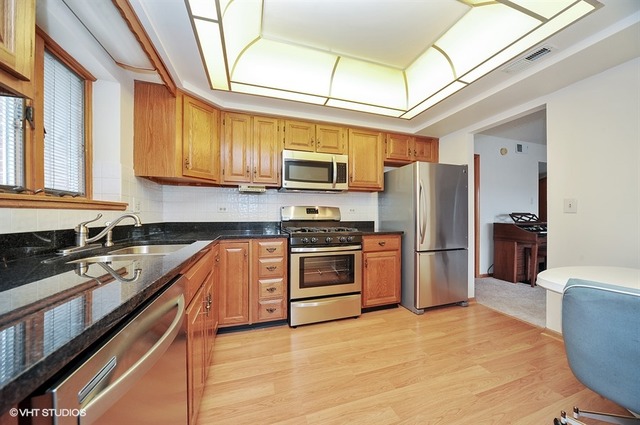 555 S River Rd #304, Des Plaines, IL 60016 photo 4