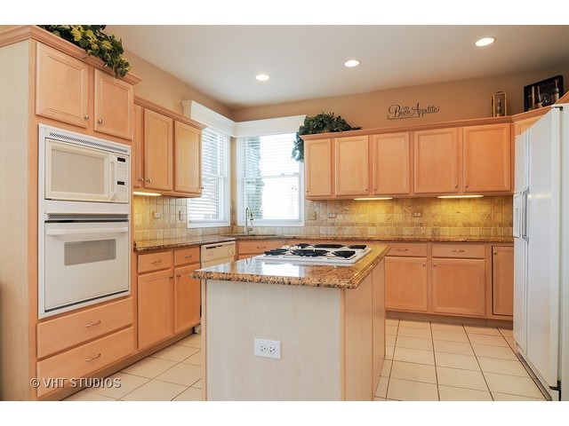 5480 Fox Path Ln, Hoffman Estates, IL 60192 photo 2