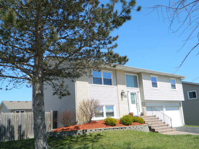 1690 Bicek Dr, Hoffman Estates, IL 60192 photo 2