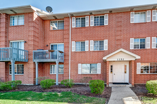 1352 S Lorraine Rd #E, Wheaton, IL 60187 photo 2