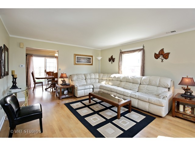 51 Pine Cir, Cary, IL 60013 photo 3